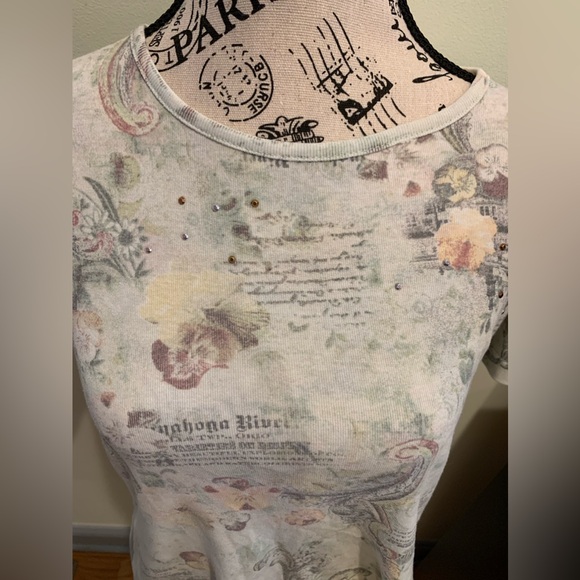 Cream and White graphic tea size small - Picture 4 of 6